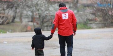 Kızılay, deprem mağduru yetimlere 2 bin TL yardım sağlıyor