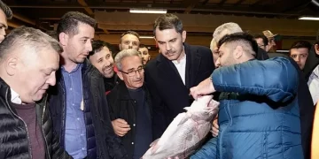 Murat Kurum’dan balık haline ziyaret