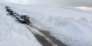 Muş’ta, araçlarıyla karda mahsur kalan 60 kişi kurtarıldı!