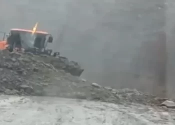 Muş’ta heyelan nedeniyle kapanan yol ulaşıma açıldı!