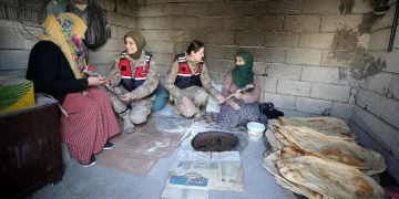 Muş’ta kadın komutanlar, köydeki kadınların kadınlar gününü kutladı!
