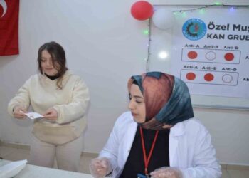 Muş’ta kimya öğretmeni 3 saniyede kan grubunu tespit ediyor!