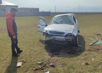 Muş’ta kontrolden çıkan otomobil takla attı!