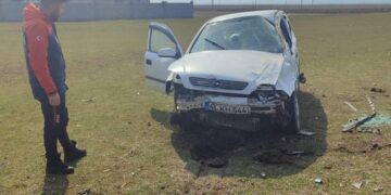 Muş’ta kontrolden çıkan otomobil takla attı!