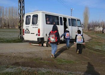Muş’ta, krediyle aldığı aracıyla ücretsiz öğrenci taşıyor!