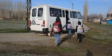 Muş’ta, krediyle aldığı aracıyla ücretsiz öğrenci taşıyor!