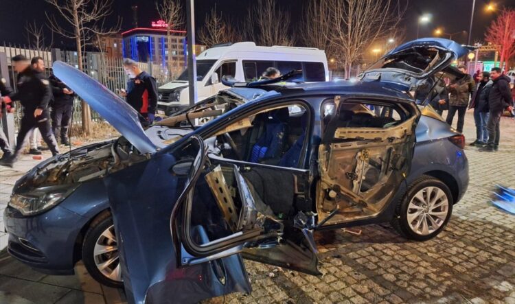 mus ta park halindeki otomobilde patlama meydana geldi habermeydan