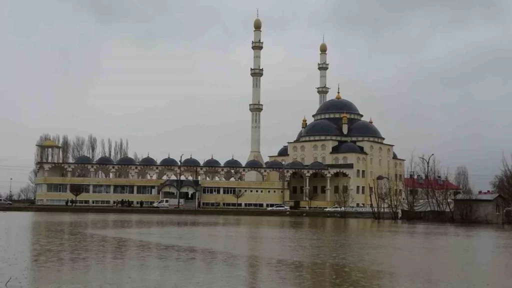 mus ta saganak yagis sonrasi mus ovasi sular altinda kaldi habermeydan