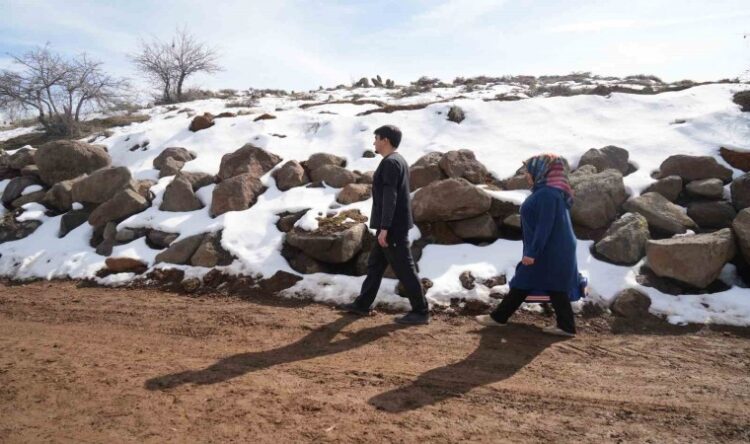 mus ta saglik ekipleri karla kapli koyleri asip hastalari tedavi ediyor habermeydan