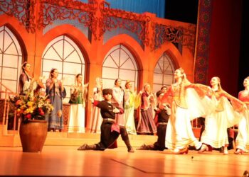 Muş’ta sahnelenen ‘Arşın Mal Alan Opereti’ büyük beğeni topladı!