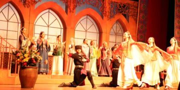 Muş’ta sahnelenen ‘Arşın Mal Alan Opereti’ büyük beğeni topladı!