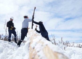 Muş’ta VEDAŞ ekiplerinin zorlu kış mesaisi!