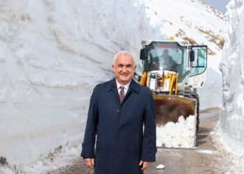 Muş Valisi, 2600 rakımda karla mücadele ekiplerini ziyaret etti!