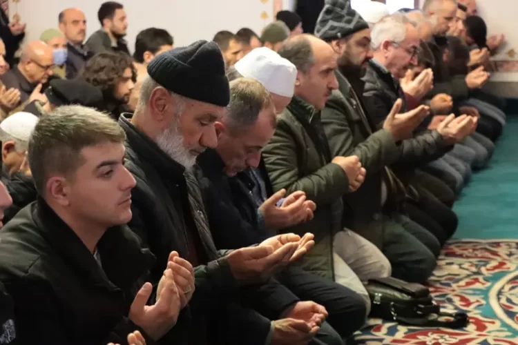 mus varto da cuma namazinin ardindan filistinliler icin dua edildi habermeydan