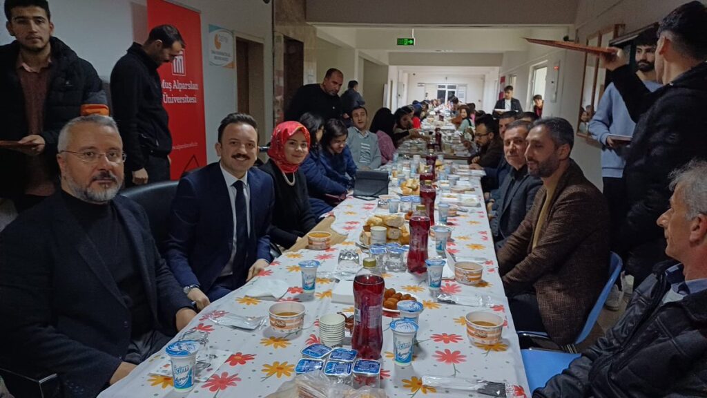 muslu is adami 300 universite ogrencisine iftar yemegi verdi habermeydan