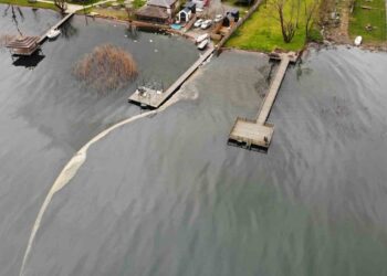 Sapanca Gölü’nde boru hattı patladı! İçme suyuna akaryakıt sızdı