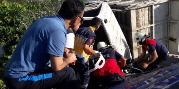 Sinop Boyabat’ta kamyon devrildi!