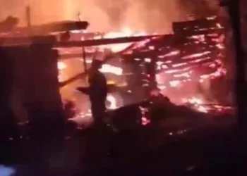 Sinop Erfelek'te 2 katlı ahşap ev alevlere teslim oldu! Sinop Erfelek’te 2 katlı ahşap ev alevlere teslim oldu!