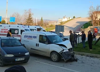 Sinop’ta 2 aracın çarpıştığı kazada 3 kişi yaralandı!