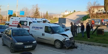 Sinop’ta 2 aracın çarpıştığı kazada 3 kişi yaralandı!