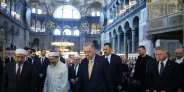 Erdoğan “İstanbul Mushafı“nı, Mukaddes Emanetler Dairesine hediye etti