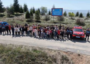 Jandarma ekipleri öğrencilerle fidan dikti