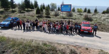 Jandarma ekipleri öğrencilerle fidan dikti