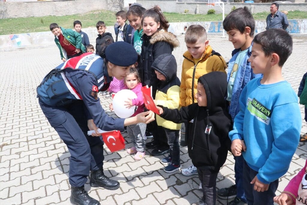 Jandarma ekiplerinden cocuklara bayram surprizi habermeydan