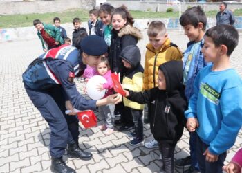 Jandarma ekiplerinden çocuklara bayram sürprizi