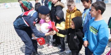 Jandarma ekiplerinden çocuklara bayram sürprizi