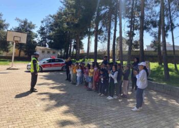 Jandarmadan ilkokul öğrencilerine temel trafik eğitimi