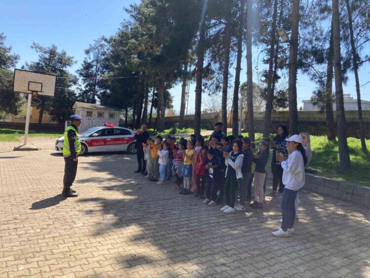 Jandarmadan ilkokul ogrencilerine temel trafik egitimi habermeydan