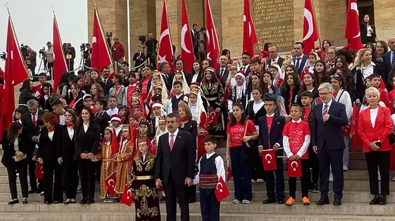 Milli Egitim Bakani Tekin ogrencilerle Anitkabirde habermeydan