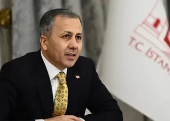Bakan Yerlikaya ‘gereği yapıldı’ diyerek duyurdu! Öğretmene yumruk atan veli yakalandı