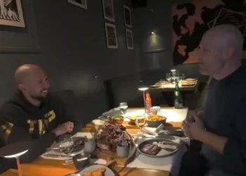 TRT World, “insan kaçakçılığı ve tecavüz” suçlamalarıyla karşı karşıya olan Andrew Tate’e iftar daveti verdi