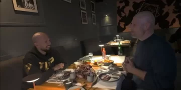 TRT World, “insan kaçakçılığı ve tecavüz” suçlamalarıyla karşı karşıya olan Andrew Tate’e iftar daveti verdi