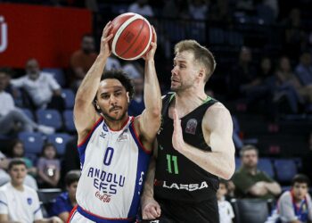Anadolu Efes, Daçka’yı yenip liderliği garantiledi!