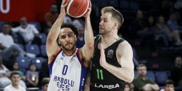 Anadolu Efes, Daçka’yı yenip liderliği garantiledi!