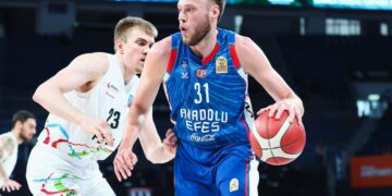 Anadolu Efes, evinde Petkimspor’u farklı yendi!