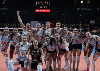 Eczacıbaşı Dynavit, deplasmanda VakıfBank’ı devirip finale yükseldi!