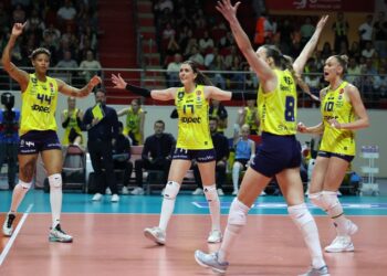 Fenerbahçe Opet, Eczacıbaşı Dynavit’i yenip seride öne geçti!