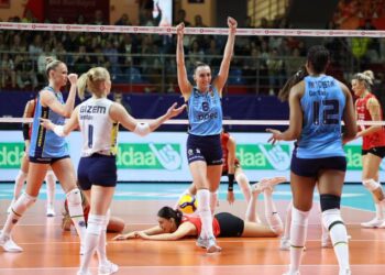 Fenerbahçe Opet, Türk Hava Yolları’nı yenip seride öne geçti!