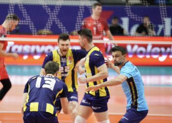 Fenerbahçe, Ziraat Bankkart’ı yenip finale çıktı!