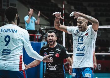 Halkbank, Fenerbahçe’yi yenerek seride öne geçti!