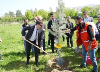 İtalya’dan gelen heyet Muş’ta halay çekip ağaç dikti!