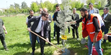 İtalya’dan gelen heyet Muş’ta halay çekip ağaç dikti!