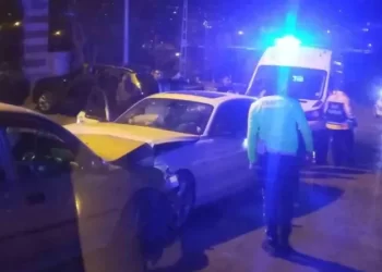 Muş’ta, iki araç kafa kafaya çarpıştı: 3 yaralı!