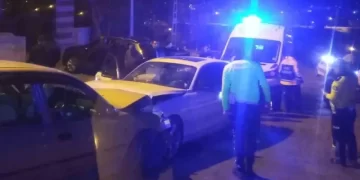 Muş’ta, iki araç kafa kafaya çarpıştı: 3 yaralı!