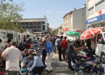 Muş’ta kurulan bayram pazarında vatandaş eksiklerini tamamladı!