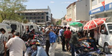 Muş’ta kurulan bayram pazarında vatandaş eksiklerini tamamladı!